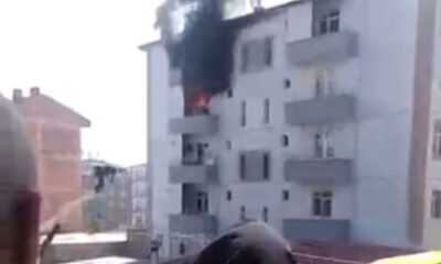 Yangında balkondan atlayan kadını havada tuttu