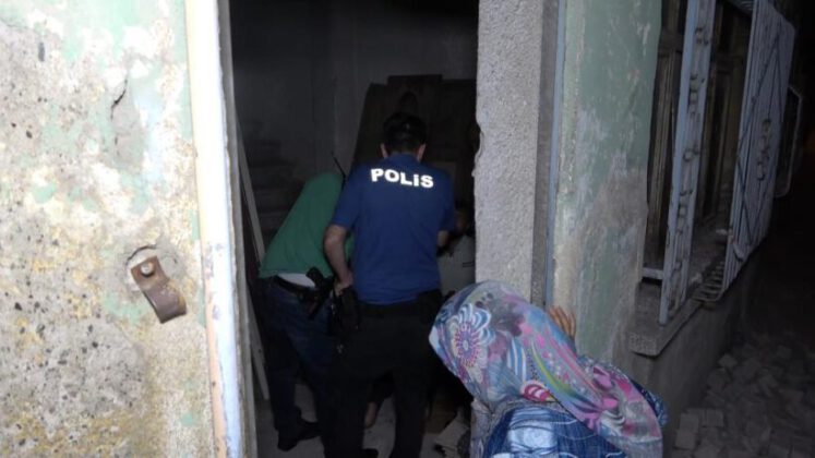 Yaşlı kadının fark ettiği hırsızlar saklandıkları çatıda kıskıvrak yakalandılar