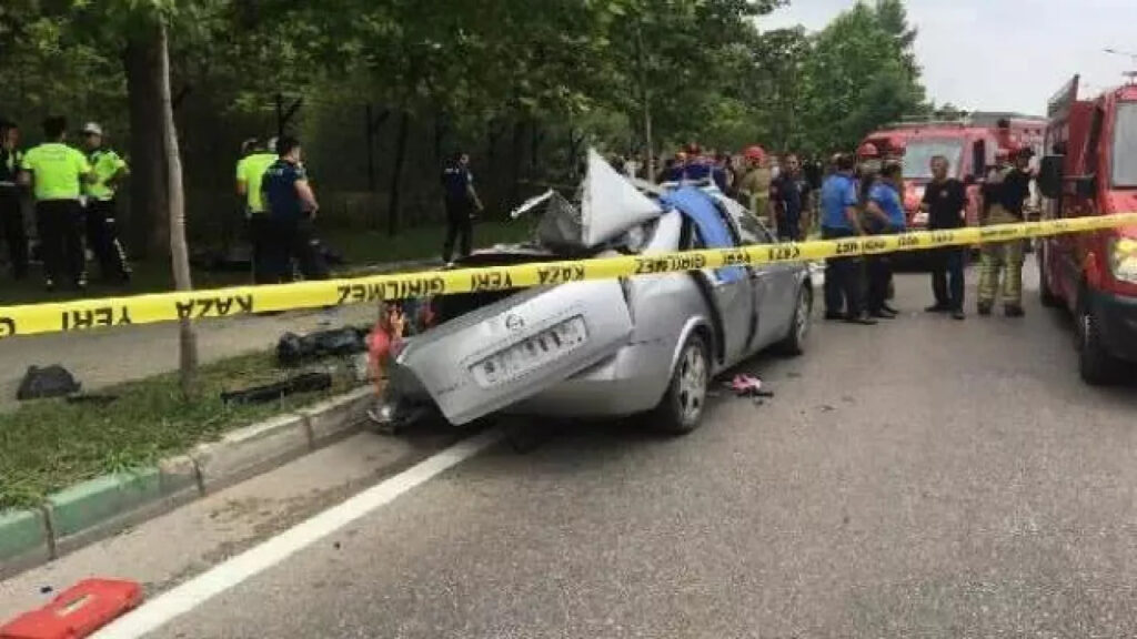 Bursa’da otomobil hurda yığınına döndü: 2 ölü 3 yaralı