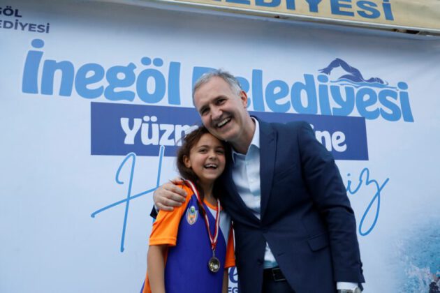 Yüzme şenliğinde alt yapı sporcuları madalyalarına kavuştu