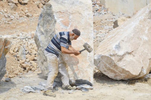 İznik’te yarım asırdır ekmeğini taştan çıkartıyor