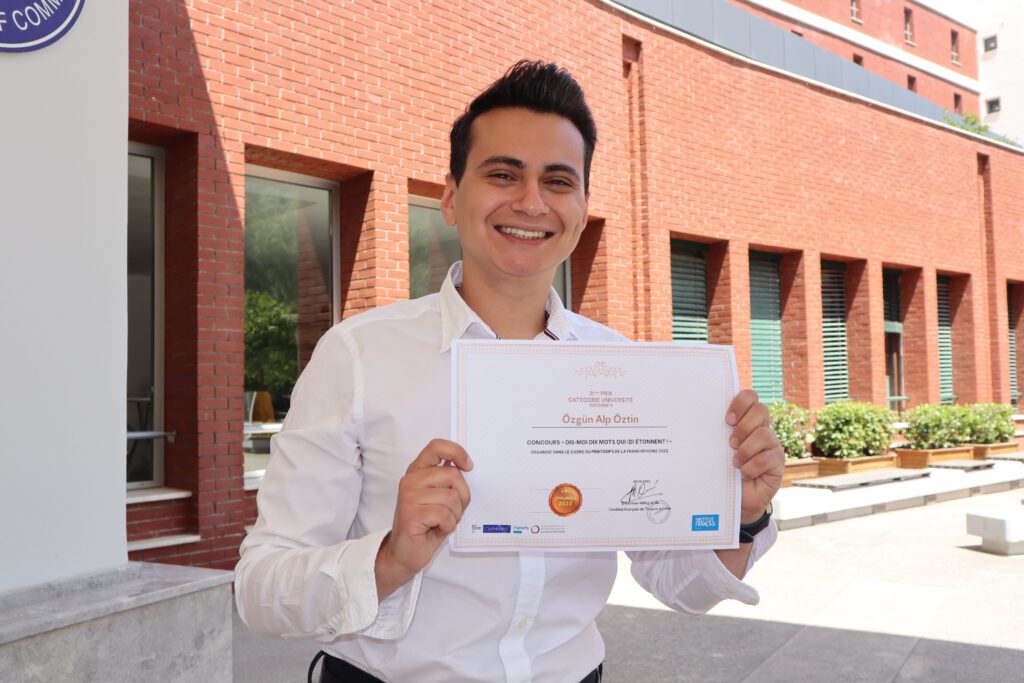 5 yılda 3 yabancı dil öğrenip çift diploma ile mezun oldu