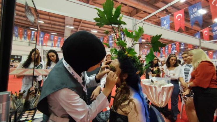 Yaptıkları makyajla arkadaşlarını çınar ağacına benzettiler