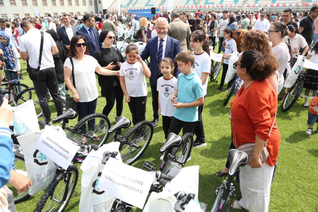 Nilüfer’de en çalışkan öğrencilere bisiklet armağanı