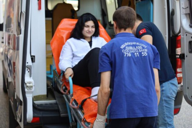 Trafik kazası geçiren genç kız sınava ambulansla geldi