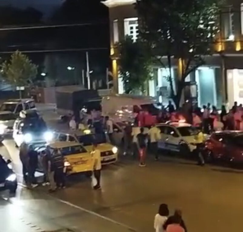 Park halindeki taksiye ve polis aracına çarpan sürücünün alkollü olduğu ortaya çıktı