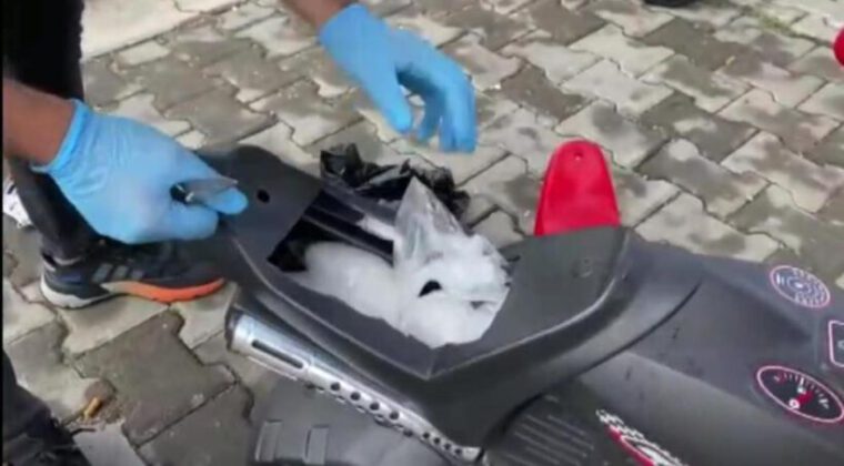 Uyuşturucu tacirleri 5 kilo uyuşturucuyu bebek bisikletine sakladı
