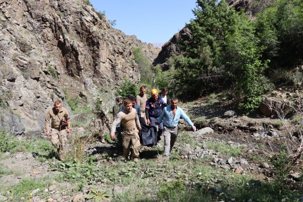 Beyaz ayı çobana saldırdı