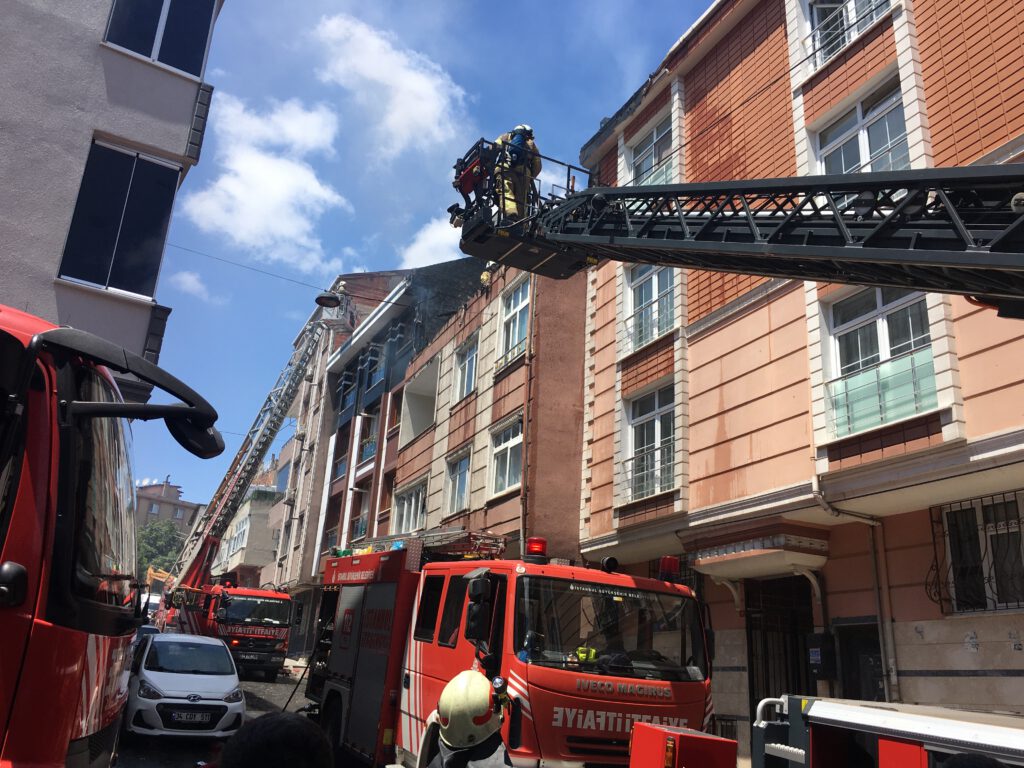 Esenler’de korkutan çatı yangını