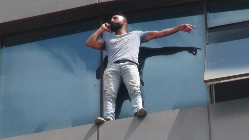 “5 dakikanız var, vali gelsin yoksa kendimi aşağıya atarım” diyerek intihara kalkıştı