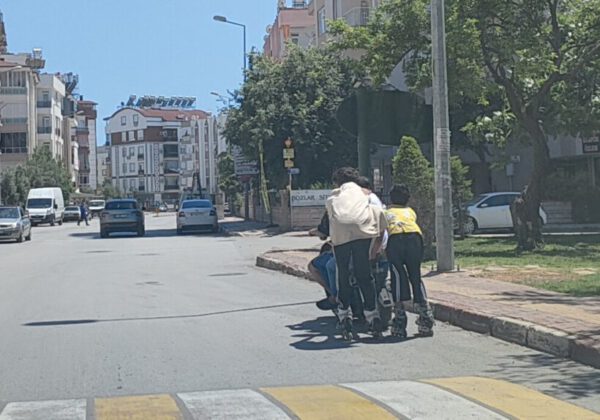 Antalya’da 2’si patenli, 5 çocuğun trafikteki tehlikeli yolculuğu