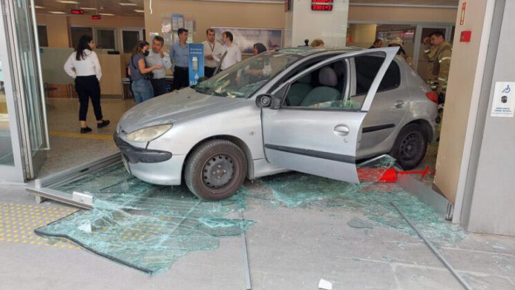 Bahçelievler’de geri geri giden otomobil bankaya daldı: 2 yaralı