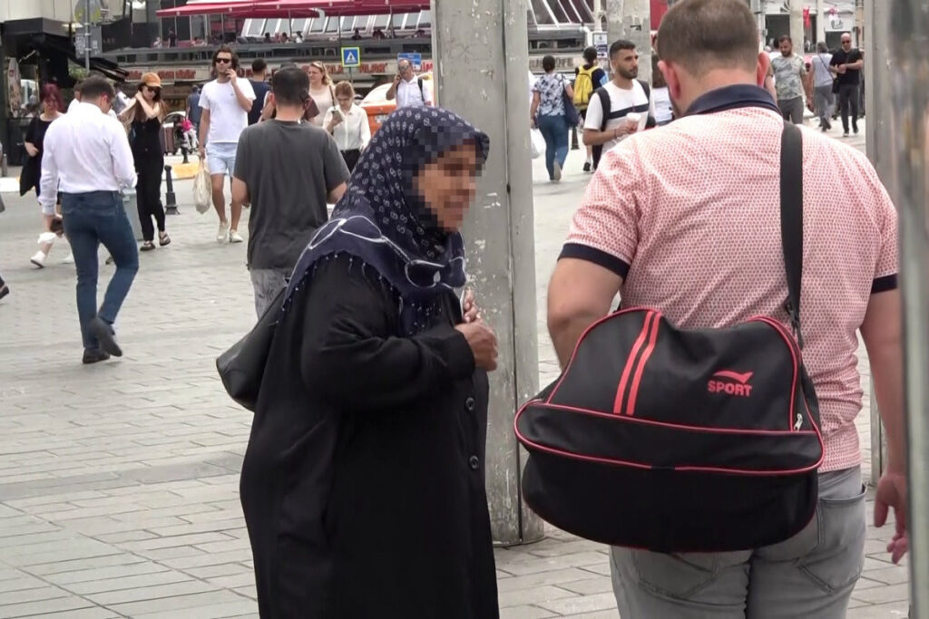 Beyoğlu’nda boş ‘İstanbul kartla’ ile duygu sömürüsü yapan dilenciye suçüstü
