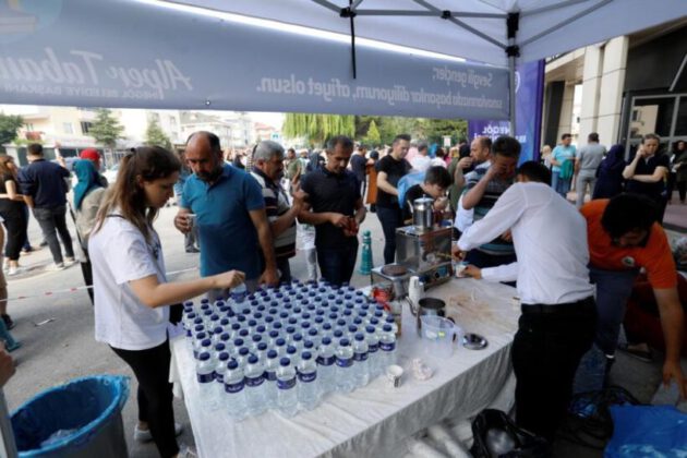 YKS’ye giren öğrencilere kahve, çay ve su ikramı