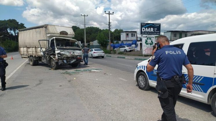 Bursa’da kamyonet tıra çarptı: 2 yaralı