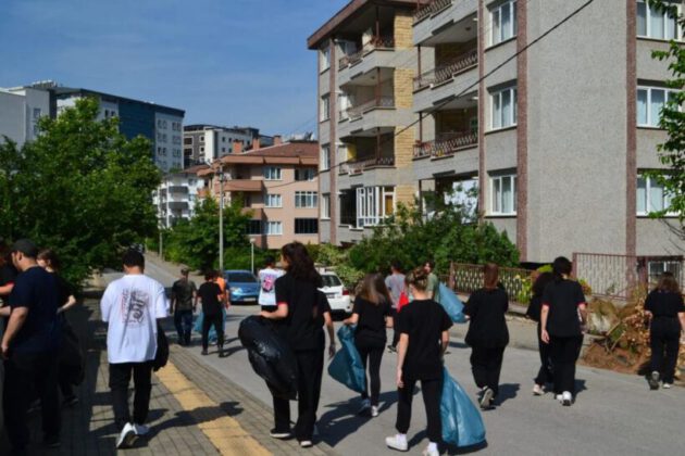 Öğrenciler muhtarla buluştu, sokak sokak temizlik yaptı