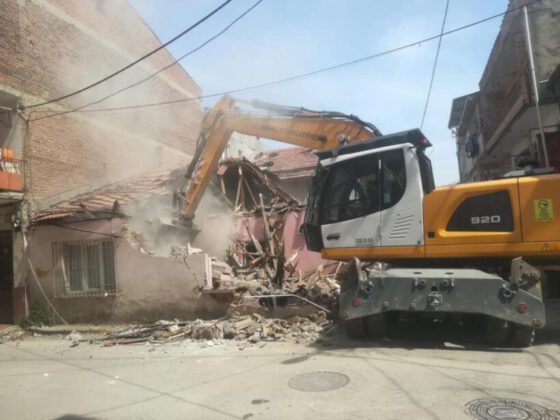 Osmangazi’de tehlike arz eden metruk binalar yıkıldı