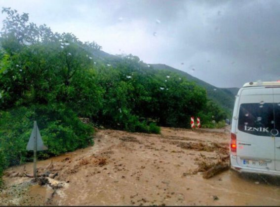 Sağanak yağış hayatı felç etti