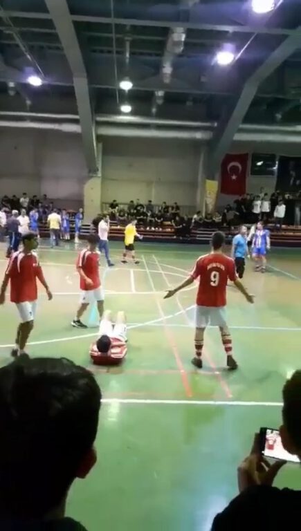 Futsal sahası boks ringine döndü, öğrenciler birbirine girdi