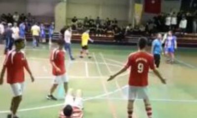 Futsal sahası boks ringine döndü, öğrenciler birbirine girdi