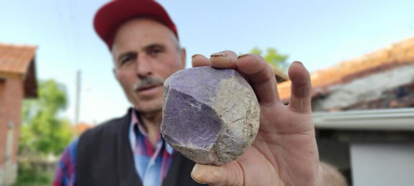 Tarlasında çıkan taşların servet değerinde olduğunu çalındıktan sonra anladı