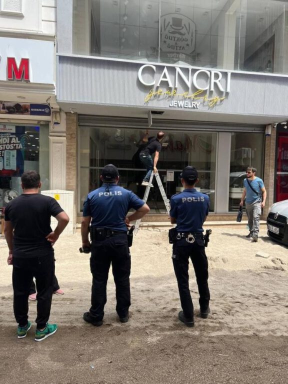 Ukraynalı mankenler, canlı müzikler ile 100 milyon dolar buhar oldu