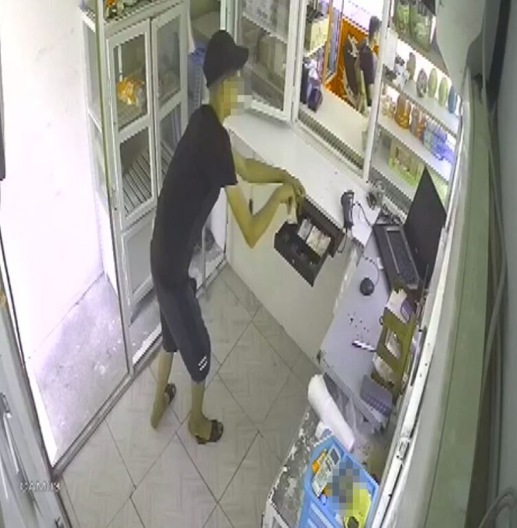 Hırsız, ihtiyacı kadarını alıp ortadan kayboldu