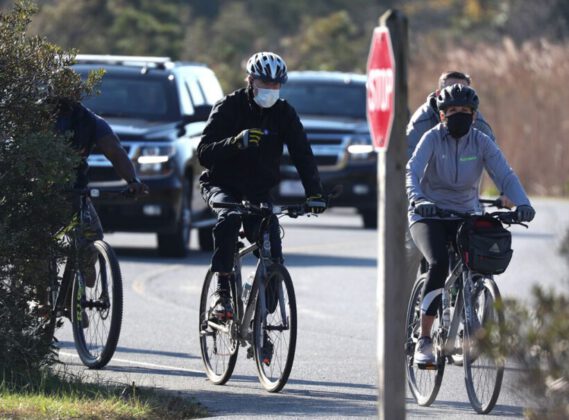 ABD Başkanı Biden, gazetecilere el sallarken bisikletten düştü