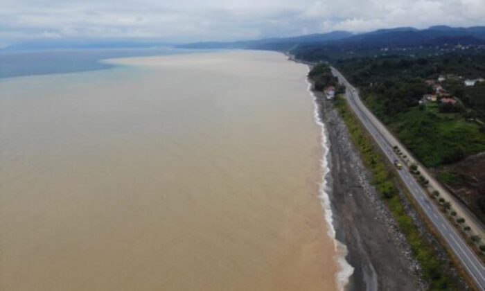 Karadeniz’in rengi değişti, görüntü şaşkına çevirdi