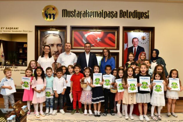 Mustafakemalpaşalı çocuklar atıklardan çilek yetiştirdi