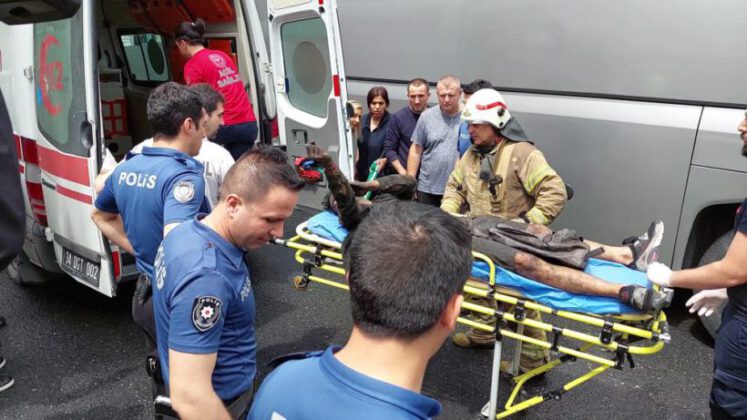 Yurt dışına kaçmak için tur otobüsünün motor kısmına saklanan zanlı, mahsur kaldı