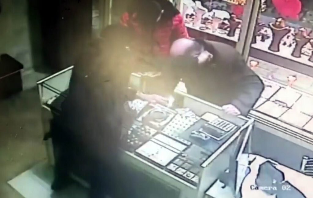 Boğazından bıçaklanan sarraf, 110 günlük yaşam mücadelesini kaybetti