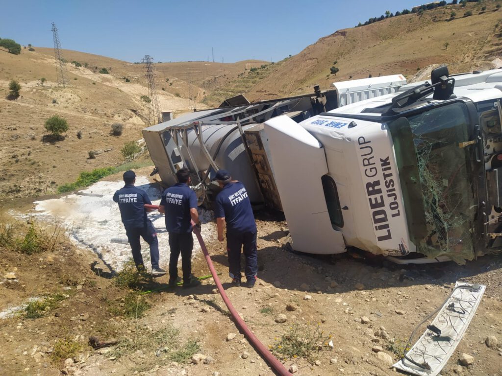 Siirt’te mazot yüklü tır devrildi, itfaiye ekipleri tehlikeyi önledi