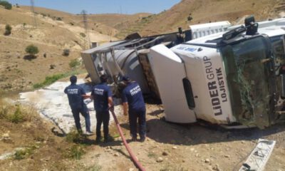 Siirt’te mazot yüklü tır devrildi, itfaiye ekipleri tehlikeyi önledi