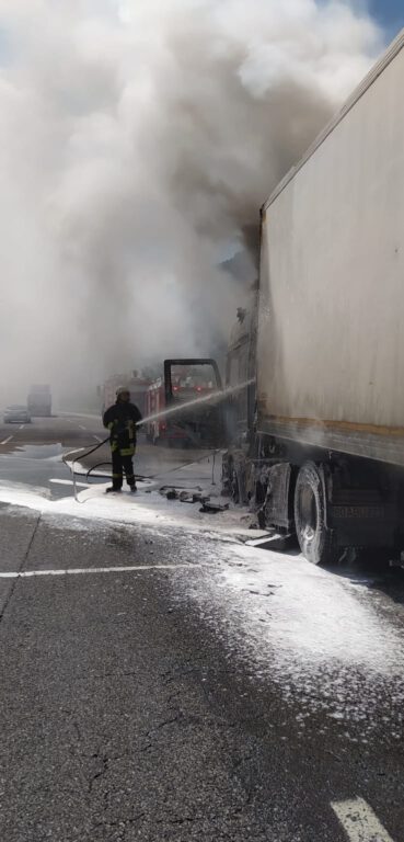 Tırın kupası yandı