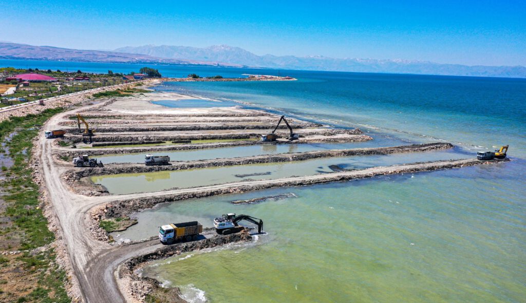 Van Gölü’nde 320 bin metreküp balçık ve dip çamuru temizlendi