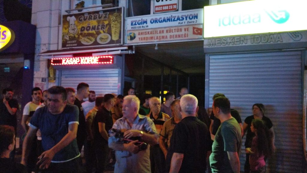 7 katlı binanın 5’inci katındaki daire alevlere teslim oldu