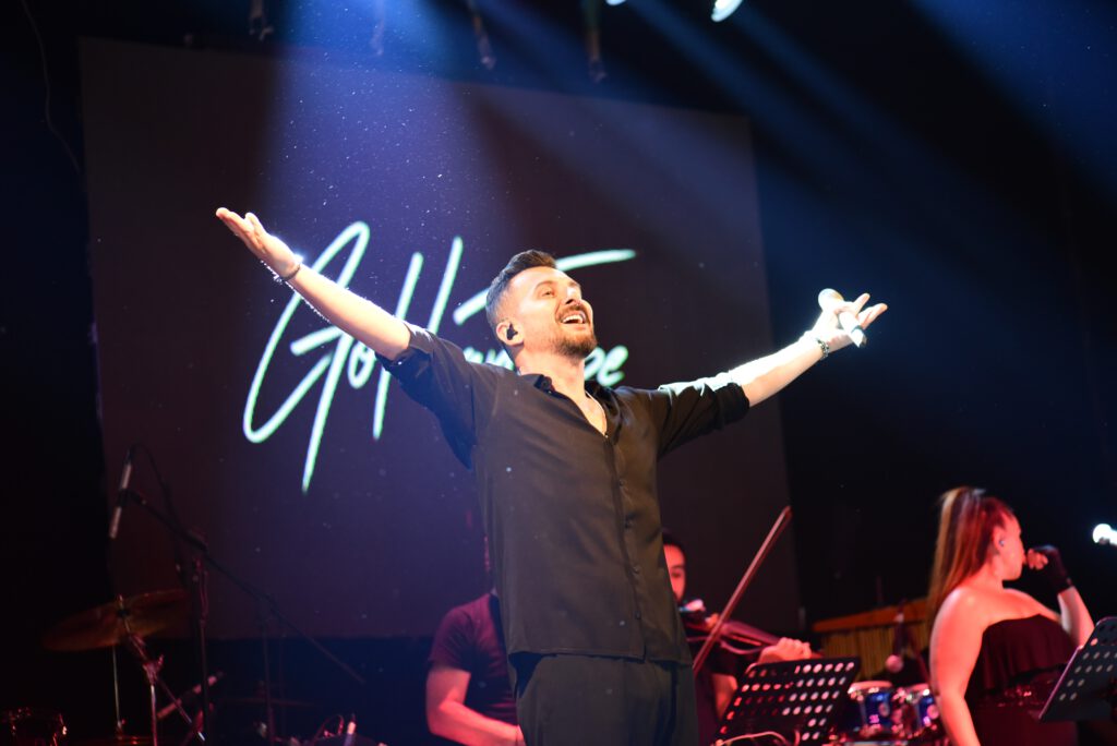 Gökhan Tepe, Ebru Gündeş’in albüm müjdesini Bursa’dan verdi