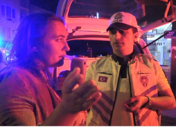 Alkollü kadın sürücü oğlunun yanında alkollü araç kullandı