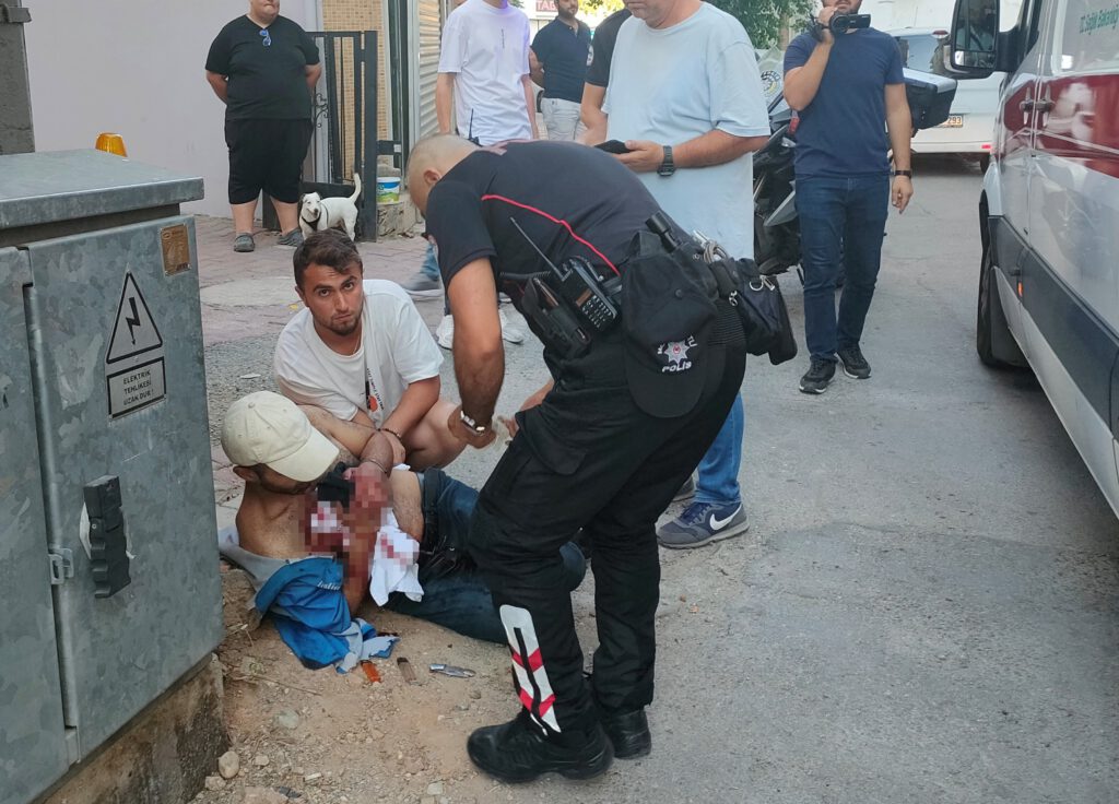 Sokak ortasında göğsünden bıçaklandı, eliyle yarasına tampon yapıp sağlık ekiplerini bekledi