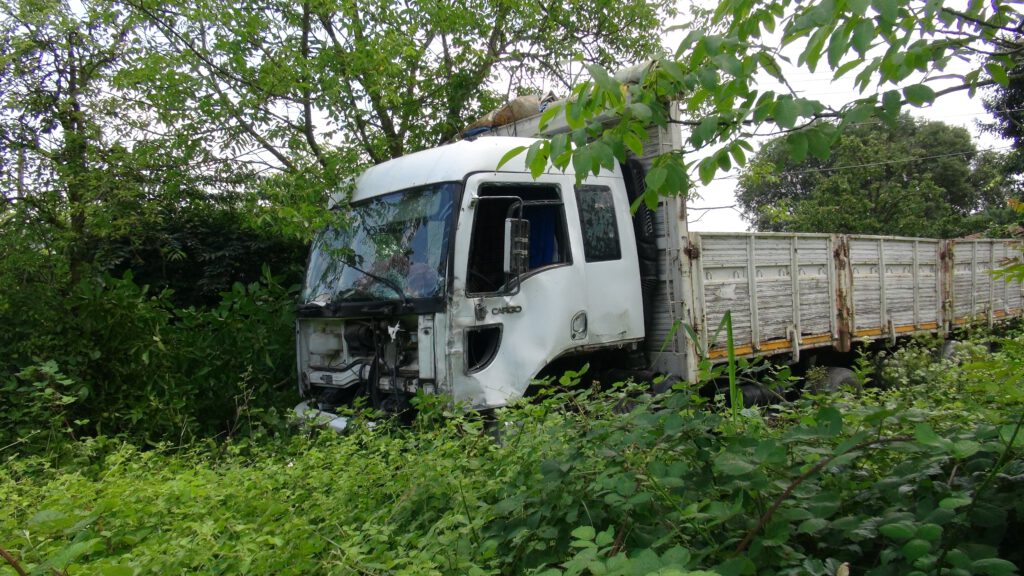 Virajı dönen kamyon duvara çarptı