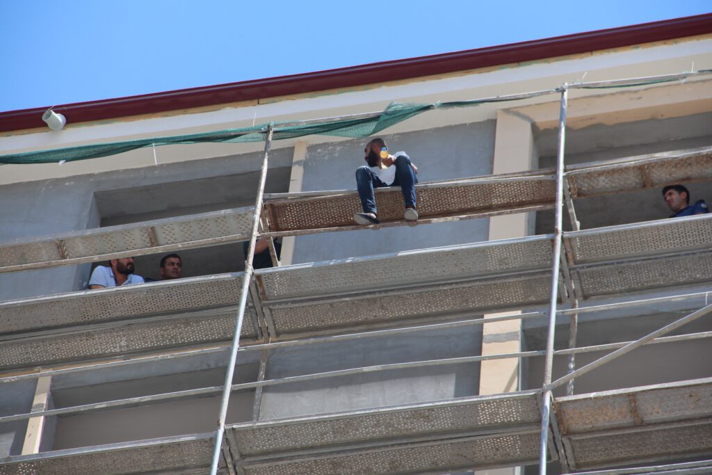 11’inci kata çıkıp atlamak istedi, polis ikna etti