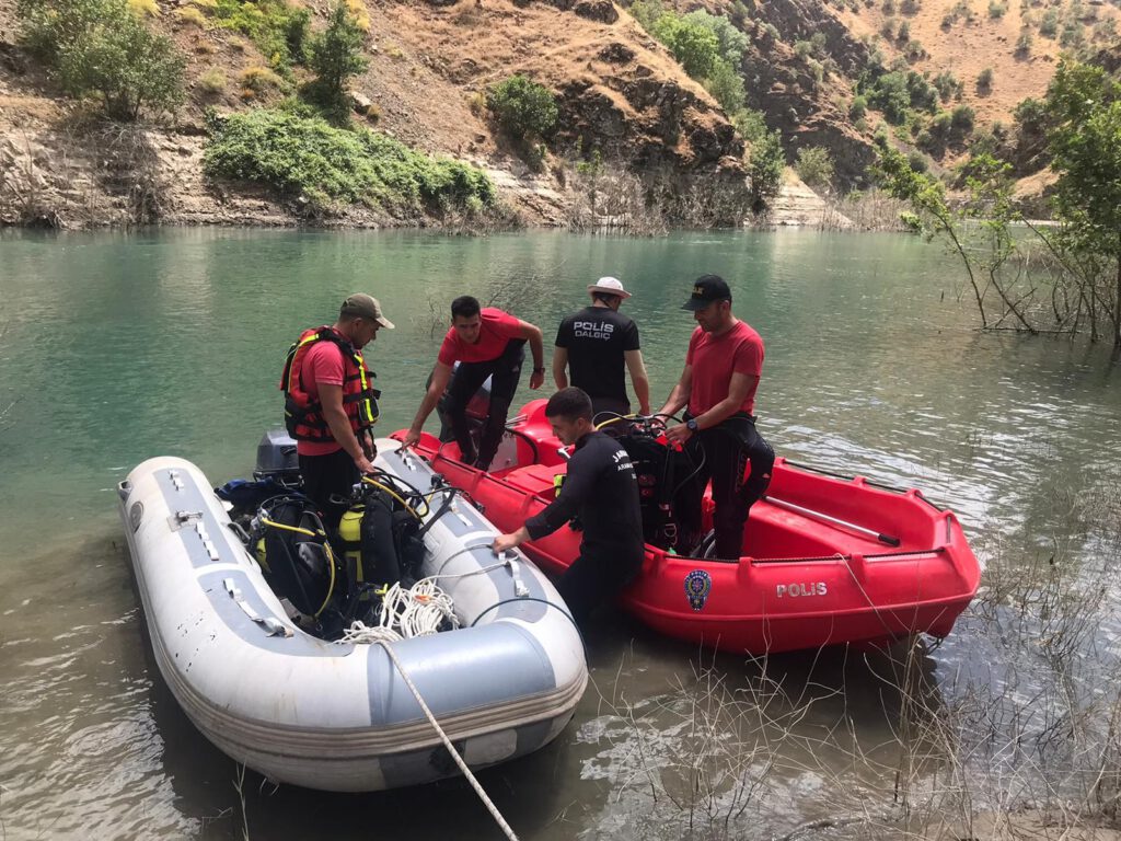 Müküs Çayı’nda kaybolan hemşireyi arama çalışmaları devam ediyor