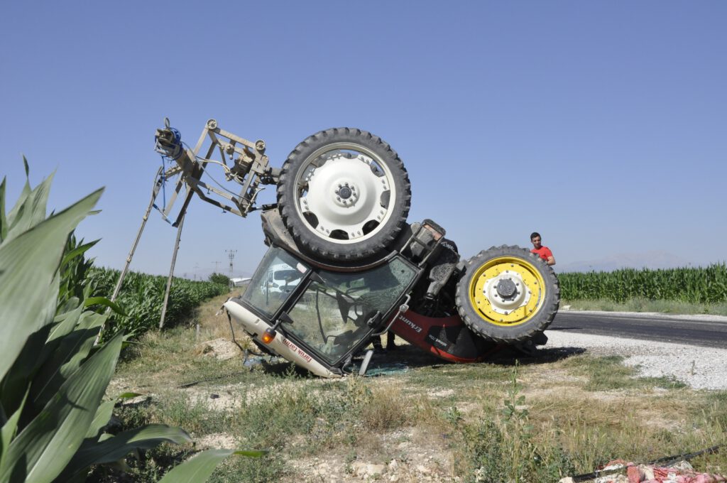 Devrilen traktörün altında ezilmekten kabin sayesinde kurtuldu