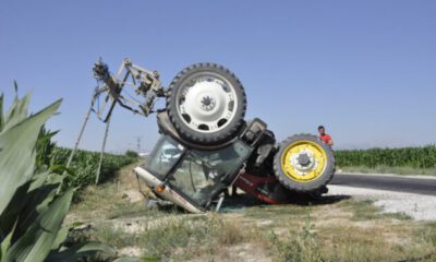 Devrilen traktörün altında ezilmekten kabin sayesinde kurtuldu