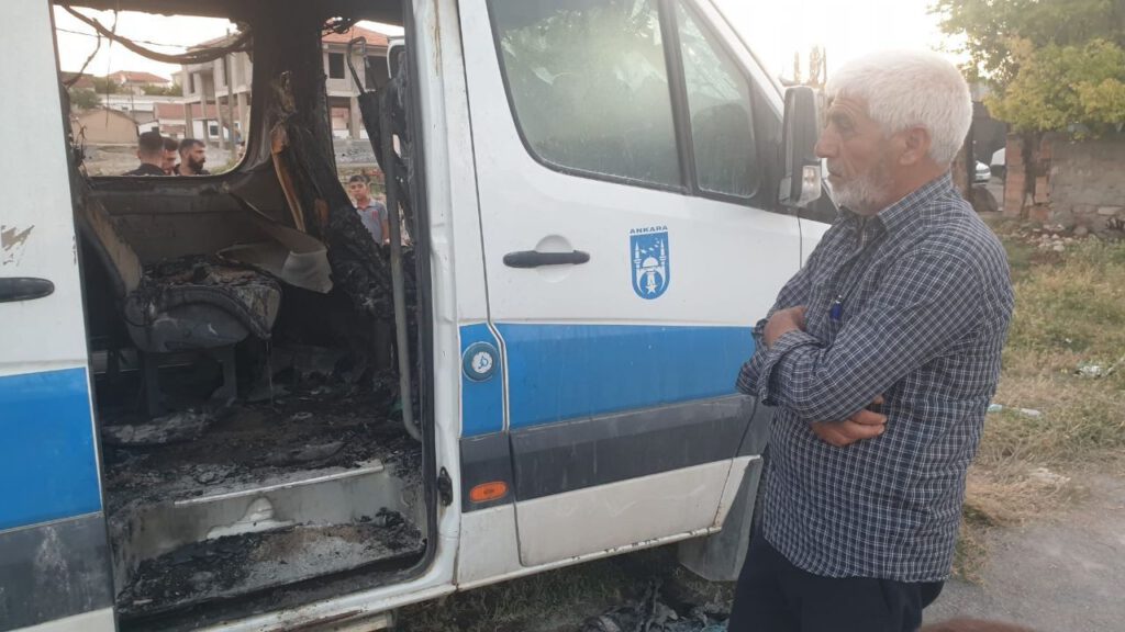 Haymana’da yanan midibüsü vatandaşlar söndürdü