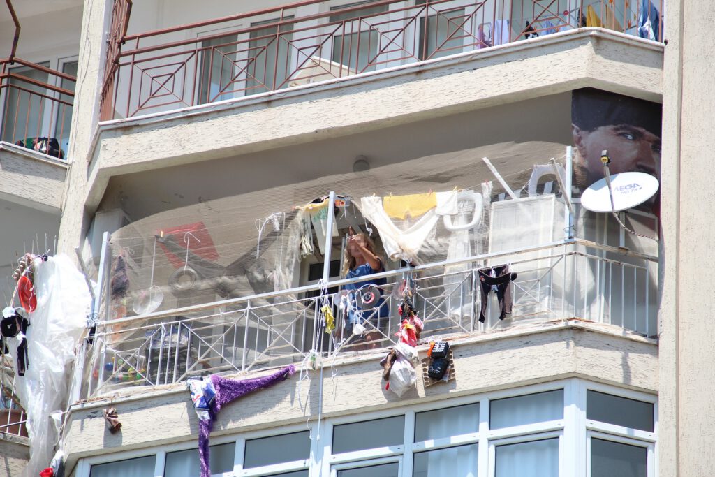 Genç kadın yaptıklarıyla mahalleliyi canından bezdirdi