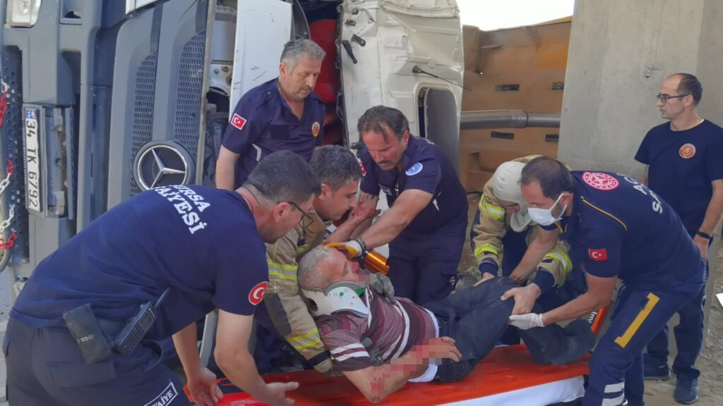 Damperi açık kalan kamyon köprüye çarpıp devrildi; sürücüsü böyle kurtarıldı