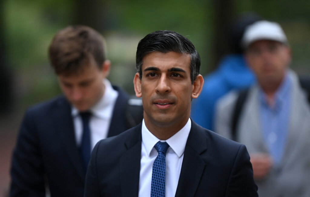 İngiltere’de eski Maliye Bakanı Sunak başbakan olma yolunda ilerliyor