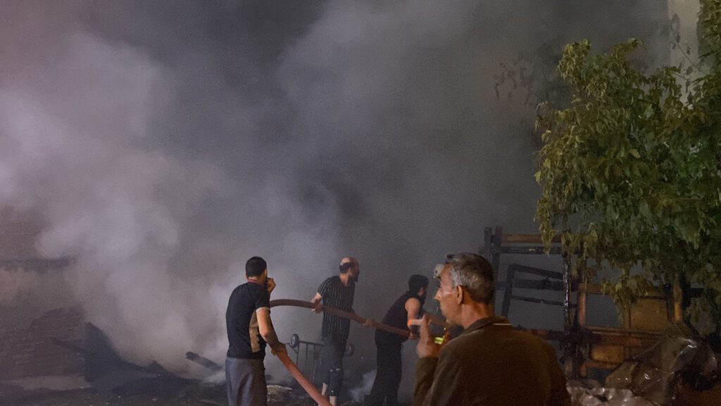 Barakada çıkan yangın apartmana sıçradı